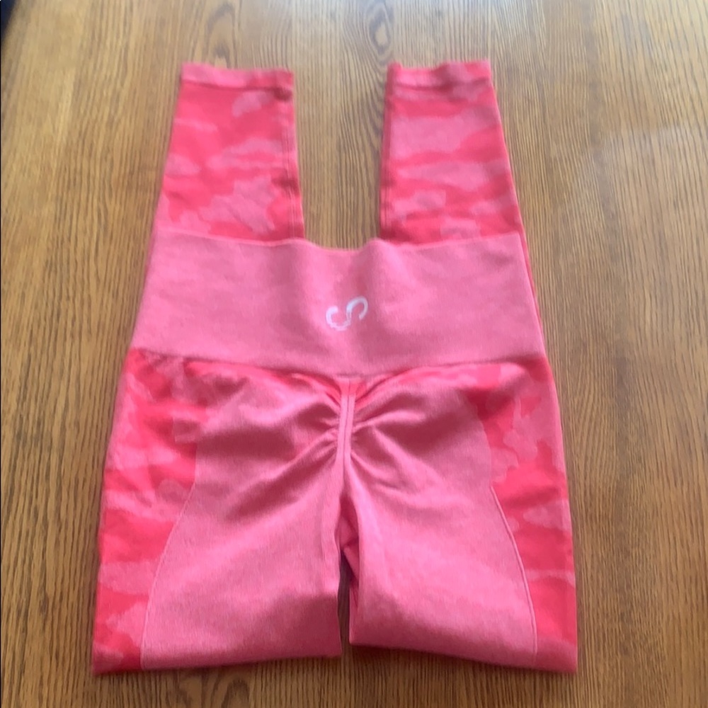 Curves n combatboots seamless camo Leggings